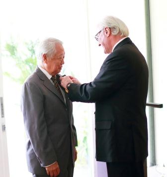 The Australian High Commissioner to Malaysia, H. E. Mr Miles Kupa (right) bestows the insignia to Mr Hijjas Kasturi.